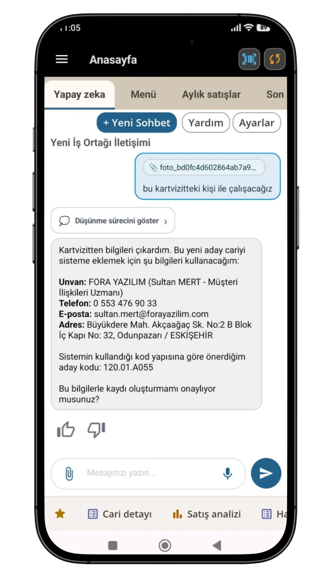 Fora Kayra AI'nın kartvizit fotoğrafından ad, unvan, telefon, e-posta ve adres bilgilerini otomatik çıkarıp cari kartı önerdiği yapay zeka sohbet ekranı